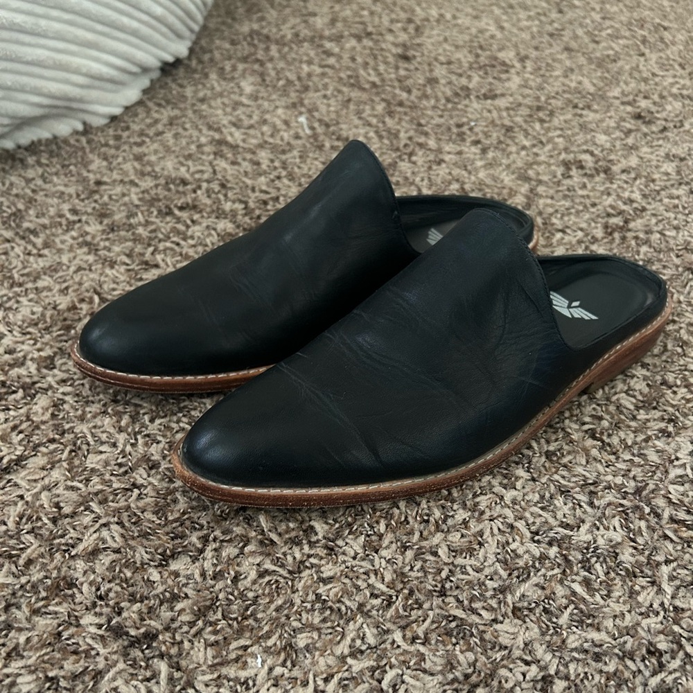 100% Leather Women’s Mules in Black